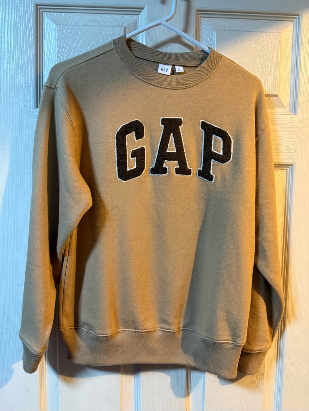 GAP Women’s Crewneck Sweatshirt in Tan with brown Logo